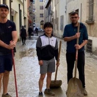Il pilota F1 Yuki Tsunoda spala il fango a Faenza