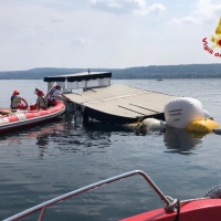 La barca affondata nel Lago Maggiore è tornata a galla