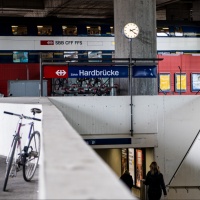Bambino spinto sui binari con il treno in arrivo: salvato da un passeggero
