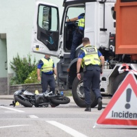 Camion contro moto a Sementina, muore una 17enne