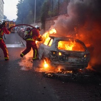Un agente spara e uccide un 17enne, incidenti fuori Parigi