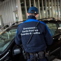 Fermato in dogana con 170mila euro «per comprare armi per la guerra»