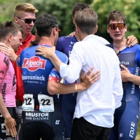 Incredulità e lacrime per la morte di Gino Mäder, 30 km per lui al TdS