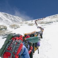 In fila per toccare il Tetto del Mondo, fra spazzatura (e cadaveri)