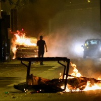 Continuano le violenze in Francia, 1350 veicoli in fiamme