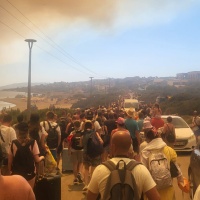 Incendi sull'isola di Rodi: «Siamo scappati dalle fiamme»