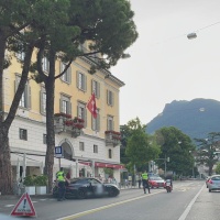 L'incidente con l'auto della polizia, poi la fuga: arrestato 43enne