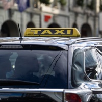 Pestato per il prezzo di una corsa, taxista in pericolo di vita