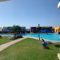 «Prendiamo il sole in piscina»: nonostante gli incendi, a Rodi c'è chi si gode la vacanza