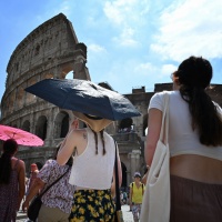 Un altro 17enne ha deturpato il Colosseo