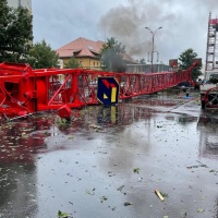 Un tornado fa crollare la gru