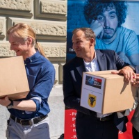 “200 franchi bastano!”: «30mila firme solo in Ticino»