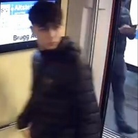 Prende a calci in testa una donna: si cerca questo ragazzo