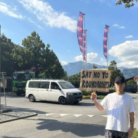 Robbie Williams "protesta" per strada a Gstaad