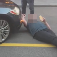 Si butta a terra per bloccare l'auto: continua la guerra dei taxisti