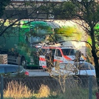 Urtata da un camion durante una manovra: grave una donna