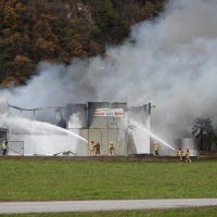 Il vento ha alimentato le fiamme. Pompieri sempre all'opera