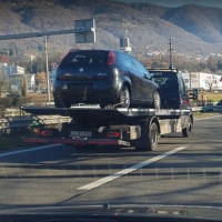Carro attrezzi dei Carabinieri e una Punto nera. L'auto di Turetta?