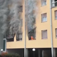 Fiamme in Via Trevano, una quindicina di persone bloccate ai piani