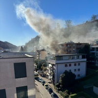 Fiamme in un appartamento a Lugano: persone bloccate dal fumo