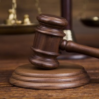 Presunti abusi su due ragazzine, 65enne a processo