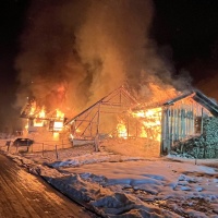 A fuoco una casa. Tre dispersi e due feriti gravi