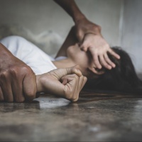 «Mi picchiava, mi obbligava a fare sesso e mi chiudeva in casa»