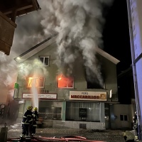 Fiamme in un edificio, una persona manca all'appello