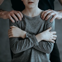 Atti sessuali con il figlio della compagna: «Non ho fatto niente»