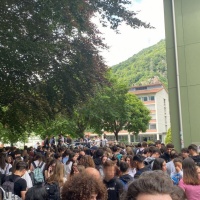 Imponente operazione di polizia, evacuata la Commercio