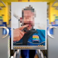 In divisa con posa effeminata, simbolo LGBT e un commento: «Mongoli»