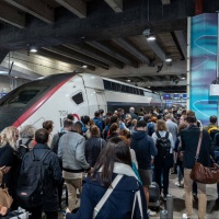 «Attacchi volti a paralizzare la rete», si fermano i treni in Francia. Caos nelle stazioni