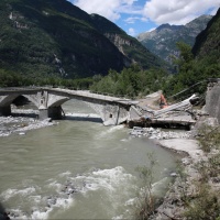 Occhi lucidi sul ponte di Cevio e forse torna la telefonia: il video