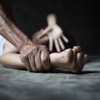 Prima il pugno in faccia, poi la violenza sessuale: «Lei mi aveva detto "sì"»