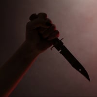 Prima la droga, poi la lite e l'accoltellamento: donna a processo per tentato omicidio