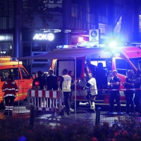 Attacco terroristico a una festa cittadina, 3 morti e killer in fuga