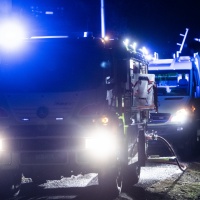Cucina in fiamme, evacuato uno stabile