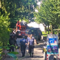 Trovata una donna morta sulle scale, assassino in fuga