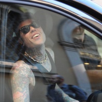 Fedez, gli affari e i weekend a Parigi con gli amici ultras arrestati