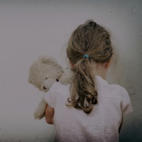 Abusi su tre bambine, compresa la sorellina: 20enne a processo