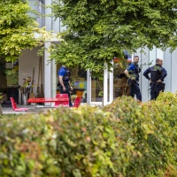 Aggredisce e ferisce tre bambini in un asilo nido