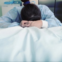 Aiutò diverse persone a suicidarsi: alla sbarra una donna