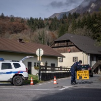 Bambini uccisi, la madre potrebbe essere fuggita in Svizzera