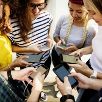 Vietare i social agli under 16? L'idea mette d'accordo (proprio) tutti