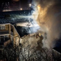 Crolla un condominio all'Aia, si scava tra le macerie