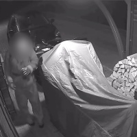 Ladro in azione a Biasca: la videosorveglianza lo coglie sul fatto