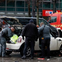 Con l'auto sulla folla, due in fin di vita: uno è un bimbo