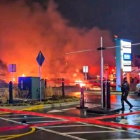 Un jet privato si schianta a Philadelphia, case in fiamme