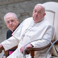 Le condizioni del Papa: «Quadro clinico complesso, infezione polimicrobica delle vie respiratorie»
