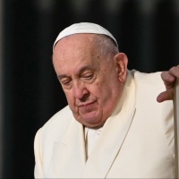 Lo pneumologo: «Situazione del Papa seria ma non compromessa»